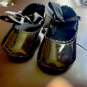 EUC black ballet bow slipper crib shoes size 4